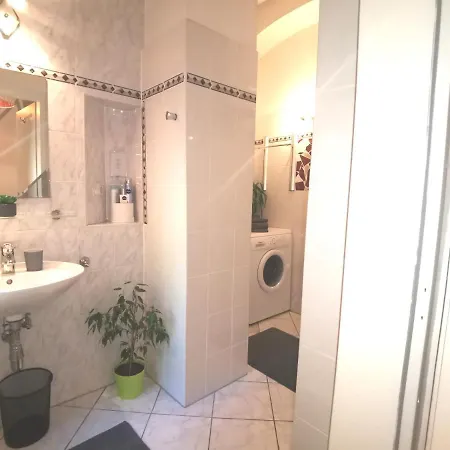 Cosy Double Bedroom With Private Bathroom Near Downtown